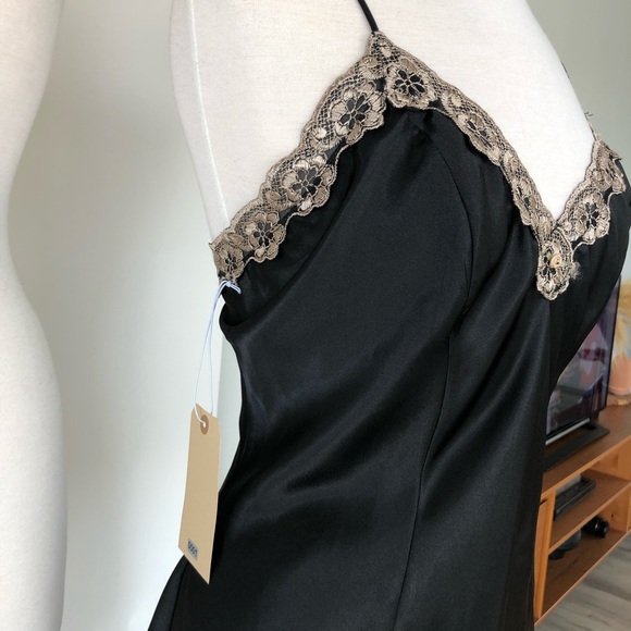 SOLD ❌ VINTAGE BLACK NIGHTDRESS WITH SCALLOP TRIM - Picture 5 of 8